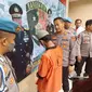 GR (25) mengenakan baju tahanan berwarna oren tepat di hadapan Kapolresta Bandung, Kombes Pol Kusworo Wibowo, di Mapolsek Ciparay, Kabupaten Bandung, Senin (6/6/2022). (Liputan6.com/Dikdik Ripaldi)