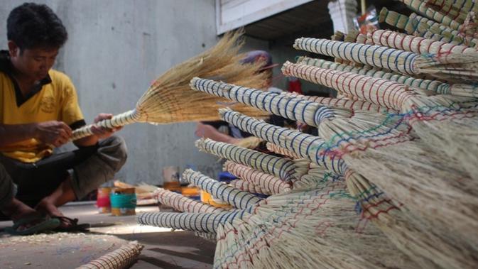 Sapu tradisional berbahan tangkai sorgum disukai pasar mancanegara. (Foto: Liputan6.com/Dinkominfo PBG/Muhamad Ridlo)