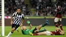 Penyerang Juventus, Carlos Tevez (kiri), berlari usai menjebol gawang AC Milan di laga lanjutan Seri A Italia di Stadion San Siro, (20/9/2014). (REUTERS/Giorgio Perottino) 