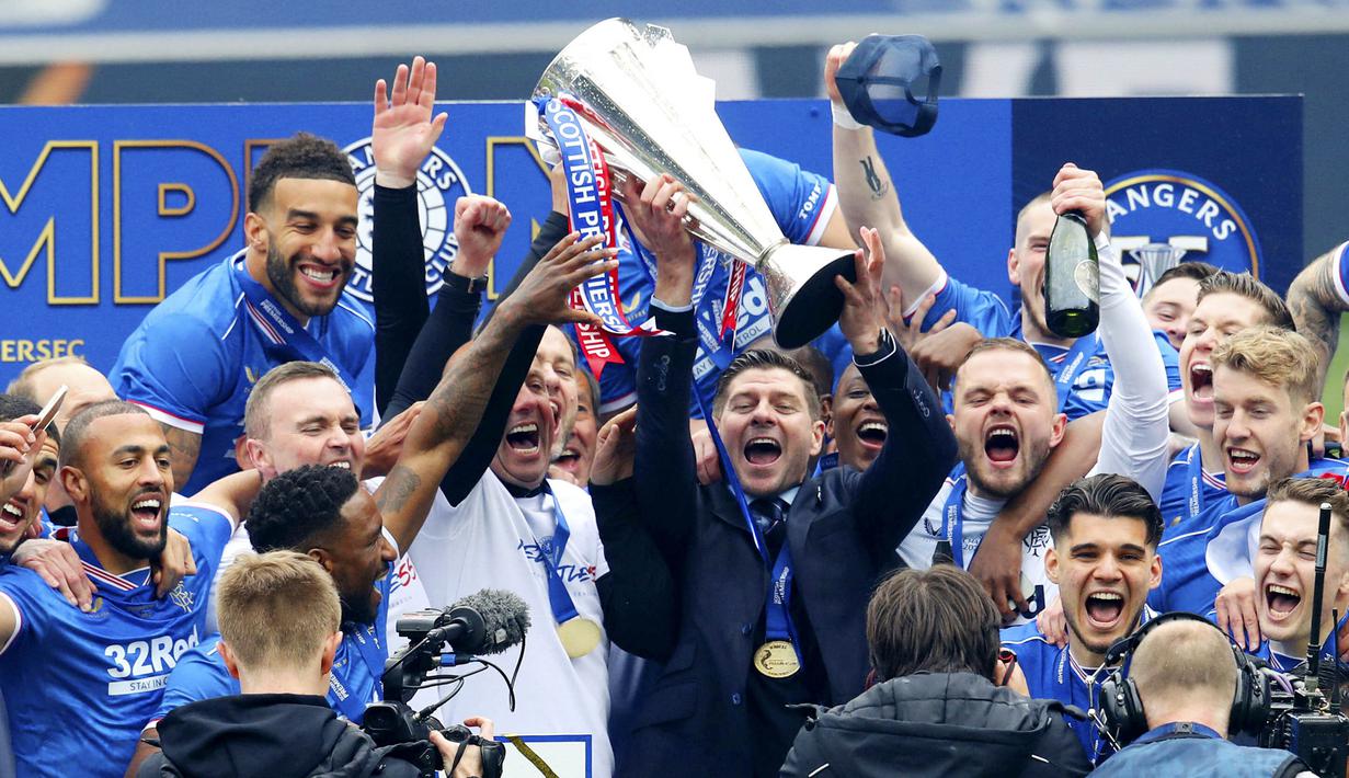 Steven Gerrard baru saja menorehkan catatan luar biasa bersama Glasgow Rangers. Pelatih asal Inggris itu sukses membawa timnya mengakhiri musim dengan status invincibles atau tak terkalahkan. (Andrew Milligan/PA via AP)
