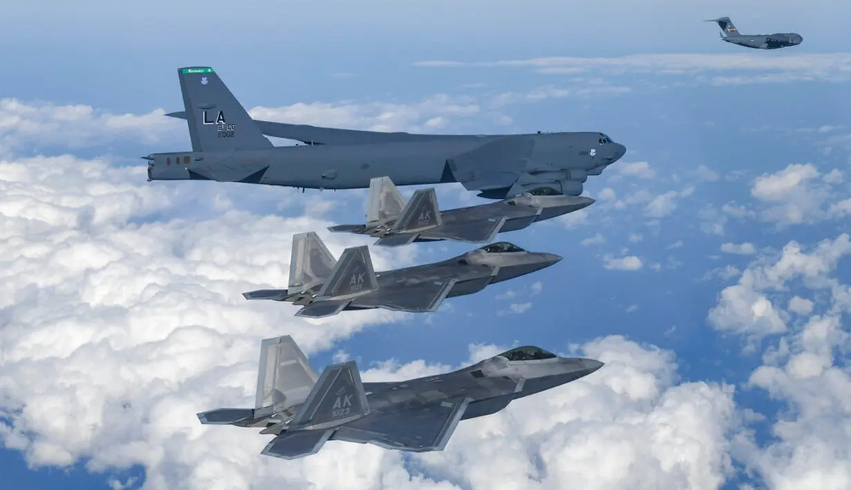 Pesawat pengebom B-52 AS, C-17, dan F-35 Angkatan Udara Korea Selatan terbang di atas Semenanjung Korea selama latihan udara bersama di Korea Selatan, 20 Desember 2022. Amerika Serikat menerbangkan pesawat pengebom berkemampuan nuklir dan jet siluman canggih dalam unjuk kekuatan melawan Korea Utara. (South Korean Defense Ministry via AP)