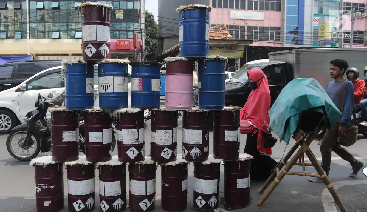 Berbagai macam model bedug terlihat  di Jalan KH Mas Mansyur, Tanah Abang, Jakarta, Kamis (31/5). Memasuki pertengahan bulan Ramadan, penjualan bedug mengalami peningkatan. (Liputan6.com/Arya Manggala)