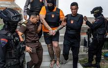 FOTO:  Momen Tiga WN Australia Digiring dengan Kaki Dirantai Saat Diserahkan ke Kejari Badung