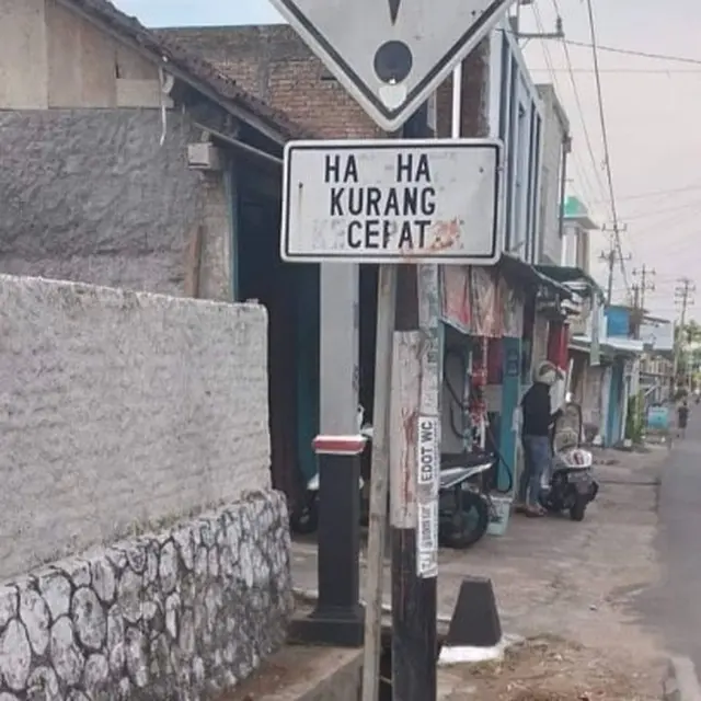 6 Potret Salah Tulis di Papan Peringatan Ini Bikin Bingung,