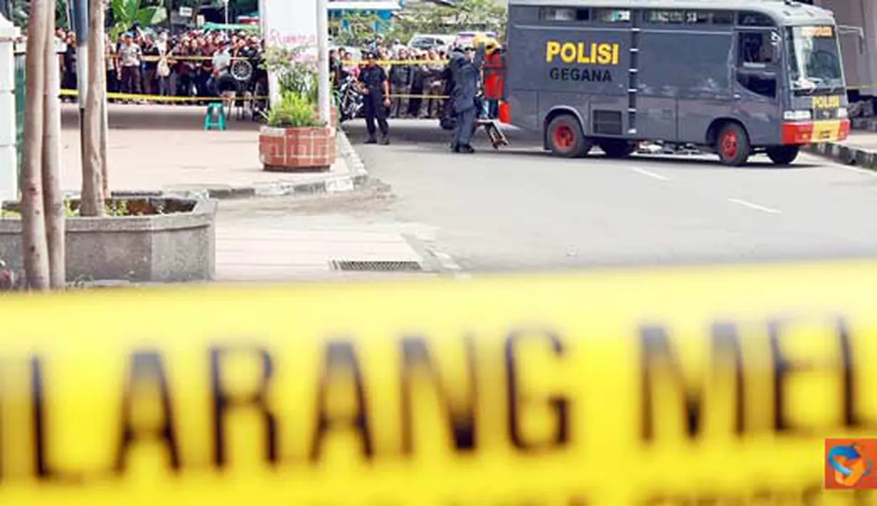 Citizen6, Bandung: Tim GEGANA Polda Jabar, mengamankan paket misterius yang diduga bom, yang tergeletak di depan Masjid pengurus pusat PERSIS, Jabar, di Jalan Perintis Kemerdekaan, Kota Bandung, Jumat (25/3).(Pengirim: Aris Rahmandy)