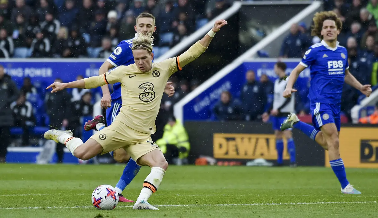 Pemain Chelsea, Mykhaylo Mudryk, melepaskan tendangan saat melawan Leicester City pada laga pekan ke-27 Premier League di Stadion King Power, Sabtu (11/3/2023). (AP Photo/Rui Vieira)