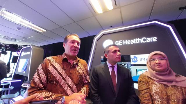 CEO GE Healthcare International, Elie Chaillot (tengah) tentang alasan mengadirkan pusat pelatihan dan inovasi di Indonesia.