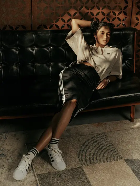 Pencil skirt dan crop top serta sneakers juga menjadi salah satu penyempurna gaya yang menjanjikan untuk tampil bergaya sportcore aesthetic.  [Foto: Instagram/ Aghniny Haque]