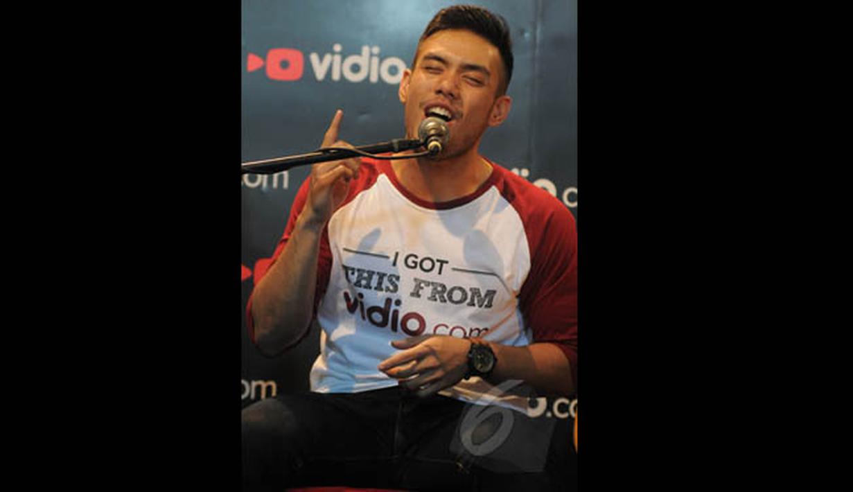 Juara tiga Music Video Contest, Eros Tjokro tampil memukau saat membawakan lagu di kantor Vidio.com, SCTV Tower, Jakarta, Rabu (28/1/2015). (Liputan6.com/Herman Zakharia)