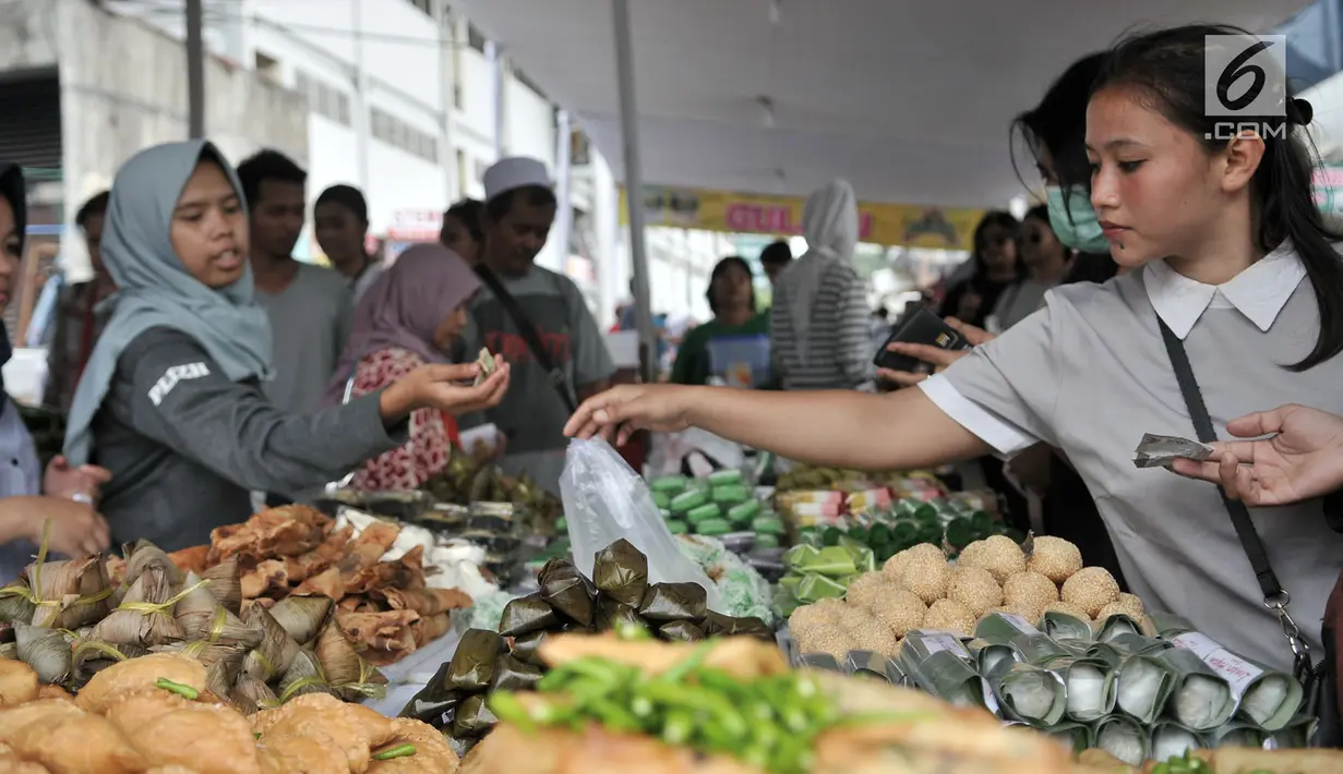 Warga berburu makanan dan minuman untuk berbuka puasa atau takjil di kawasan Bendungan Hilir, Jakarta, Kamis (17/5). Kawasan Bendungan Hilir atau Benhil menjadi tempat warga berburu takjil setiap Ramadan. (Merdeka.com/Iqbal Nugroho)