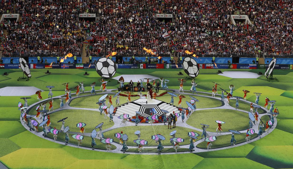 Penari membawa papan seluncur saat meramaikan pembukaan Piala Dunia 2018 di Luzhniki stadium, Moskow, Rusia, (14/6/2018). Rusia dan Arab Saudi tampil pada laga pembuka. (AP/Darko Bandic)