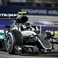 Pebalap Mercedes, Nico Rosberg, menjuarai balapan malam F1 GP Singapura, di Sirkuit Jalan Raya Marina Bay, Minggu (18/9/2016). (EPA/Diego Azubel)