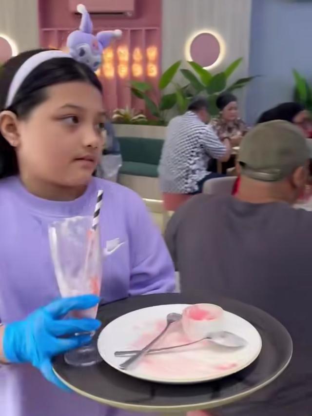 Arsy Hermansyah kerja jadi pramusaji