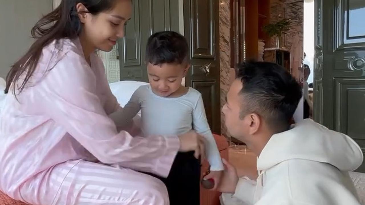 Momen Nagita Mandikan Cipung, Netizen Salfok saat Gigi Minta Maaf Pegang Area Sensitif