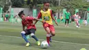 Aksi dua siswa  berebut bola saat mengikuti ajang Milo Football Clinic Day, Minggu (30/10/2016) di Simprug. (Bola.com/Nicklas Hanoatubun)