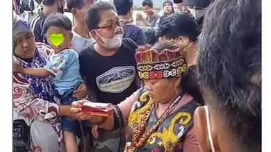 <p>Pengobatan Ibu Ida Dayak. (Sumber: Instagram/ibu_ida_dayak)</p>