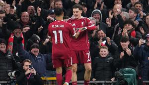 Mohamed Salah merayakan gol Florian Wirtz di laga Liverpool vs Newcastle di pekan ke-24 Liga Inggris 2025/2026 di Anfield, Minggu (01/02/2026) dini hari WIB. (AP Photo/Jon Super)