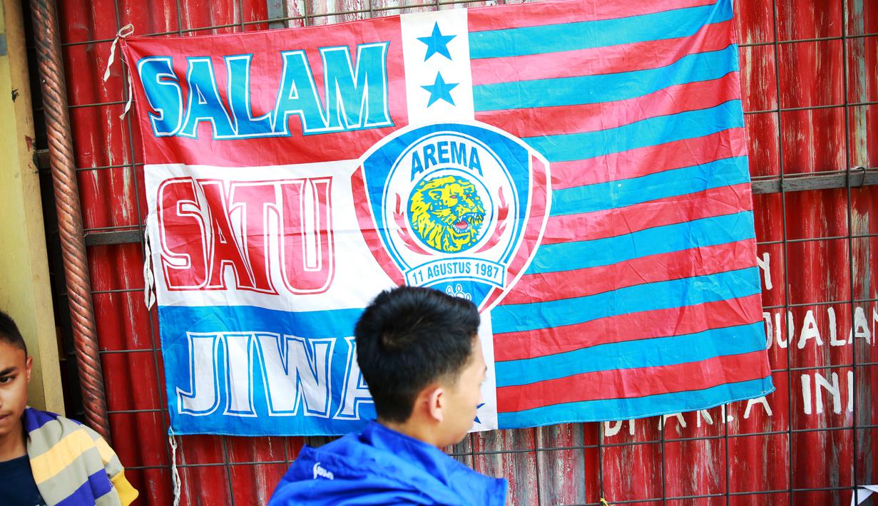 "Salam Satu Jiwa" menjadi slogan yang dianut Aremania. Prinsip kebersamaan jadi hal utama bagi mereka saat melakoni tur away day ke Solo untuk menyaksikan pertandingan semifinal kedua Piala Presiden pada Minggu (11/10/2015). (Bola.com/Nicklas Hanoatubun)