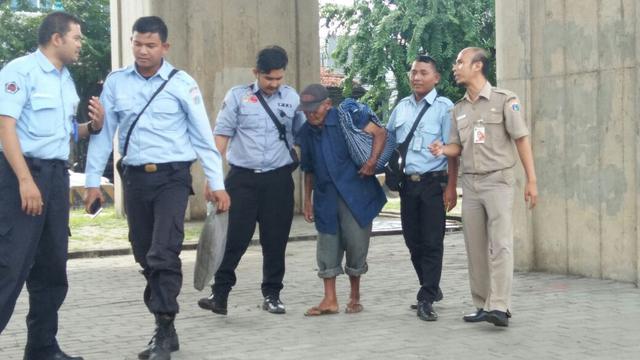 Dinas Sosial memindahkan pria yang mengaku veteran perang ke panti sosial (Dok. Dinas Sosial)
