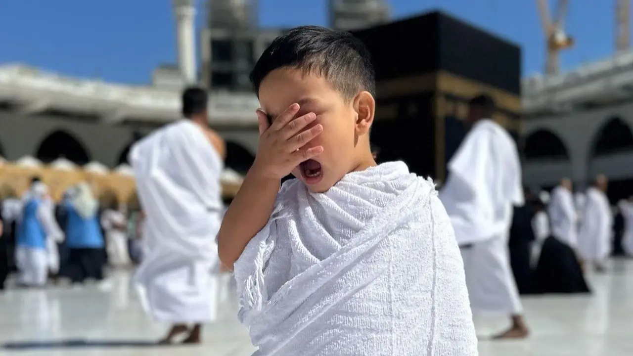 Potret Gemas Gala Sky Gunakan Baju Ihram di Depan Ka'bah
