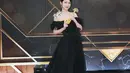 Shin Ye Eun tampil penuh gaya dengan off the shoulder gown berwarna hitam. [Foto: Instagram/s_yeyeluv]