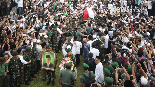 Wakil Presiden Jusuf Kalla (Wapres JK) memimpin langsung upacara pemakaman Hasyim Muzadi. Wapres JK juga membacakan apel persada yang berisi biodata dan sejarah singkat Hasyim Muzadi.