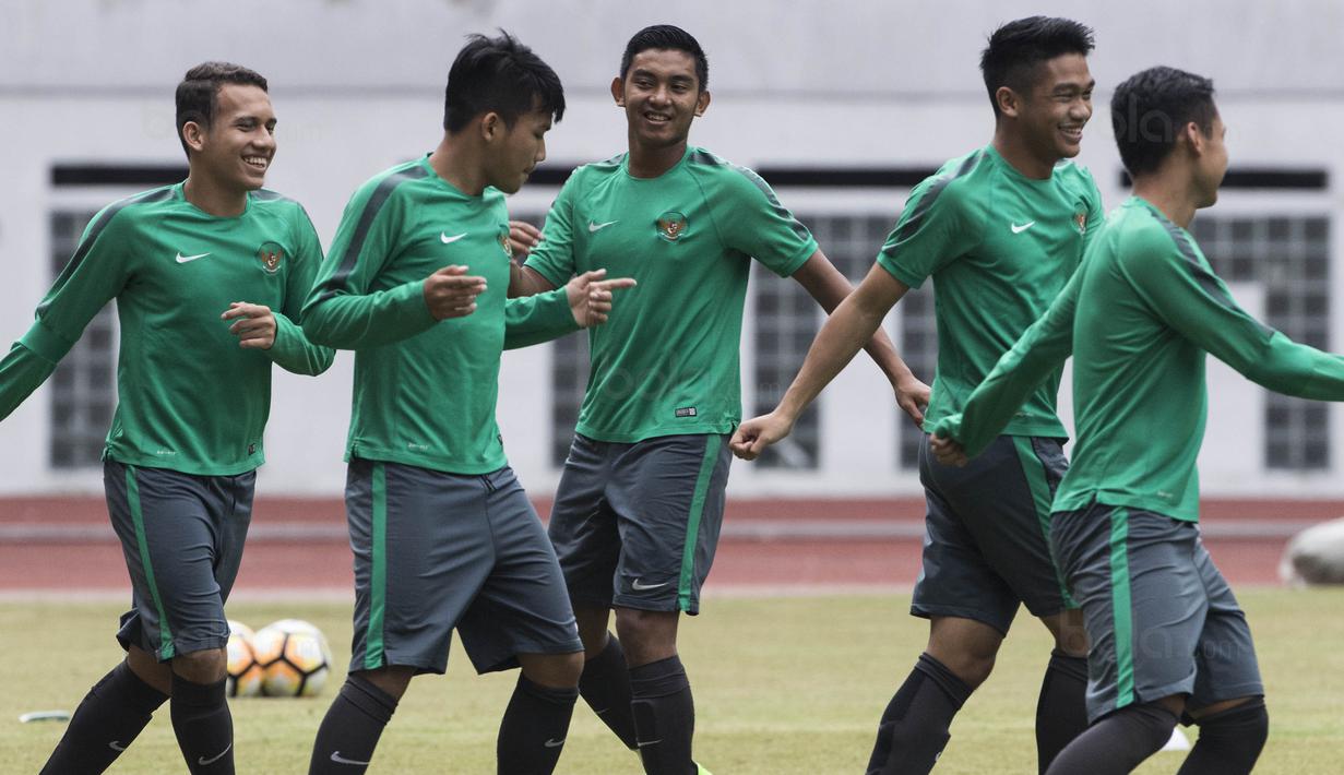 Para pemain Timnas Indonesia U-19 melakukan pemanasan saat latihan di Stadion Wibawa Mukti, Bekasi, Senin (16/10//2017). Persiapan ini dilakukan jelang kualifikasi Piala Asia U-19. (Bola.com/Vitalis Yogi Trisna)