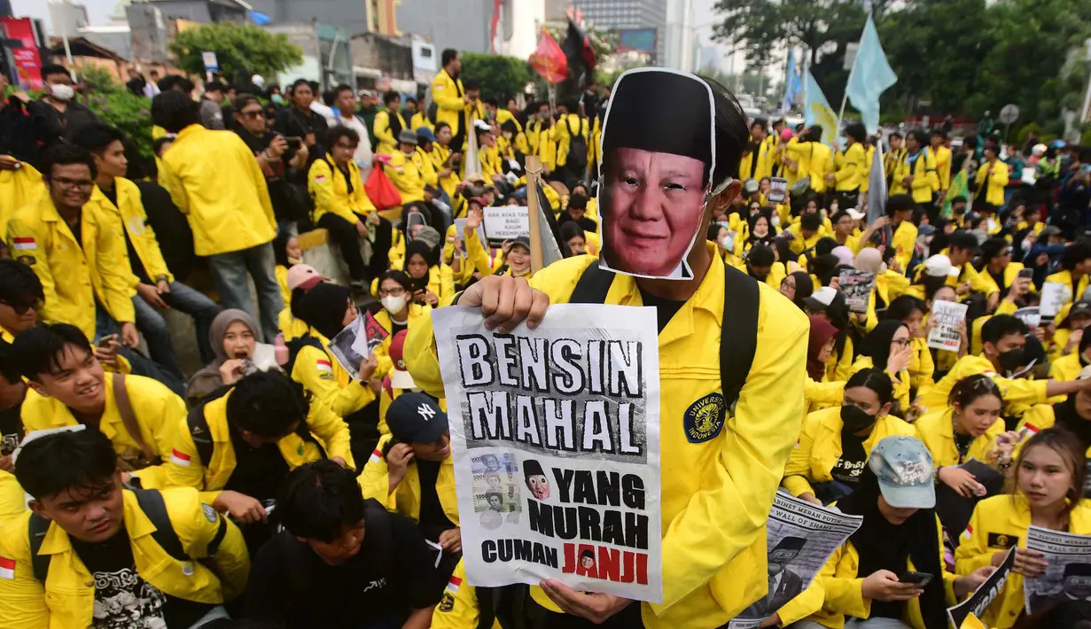 Mahasiswa yang tergabung dalam Badan Eksekutif Mahasiswa Universitas Indonesia (BEM UI) saat berunjuk rasa di kawasan jalan Jenderal Sudirman, Jakarta, Jumat (12/6/2026). (merdeka.com/Arie Basuki)