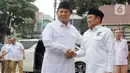 Kedatangan Prabowo disambut langsung Ketua Umum PKB Muhaimin Iskandar yang menjadi rival politiknya pada Pilpres 2024. (Liputan6.com/Herman Zakharia)
