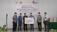 Direktur Utama Bank Mandiri Taspen, Elmamber P Sinaga menyerahkan bantuan secara simbolis ke penerima bantuan di Mamuju (Foto: Liputan6.com/Abdul Rajab Umar)