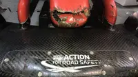 Kondisi mobil F1 yang ditumpangi Romain Grosjean usai menabrak satwa liar. (Twitter/Haas F1 Team)