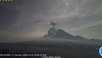Gunung Semeru kembali menunjukkan aktivitas vulkaniknya melalui erupsi hebat pada Jumat malam, 24 April 2026.