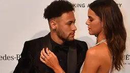 Kemesraan pasangan pesebak bola Brasil, Neymar dan kekasihnya yang juga model, Bruna Marquesine pada acara amfAR Gala 2018 di Sao Paulo, Jumat (13/4). amfAR merupakan acara amal untuk menggalang dana bagi para penderita HIV/AIDS. (NELSON ALMEIDA/AFP)