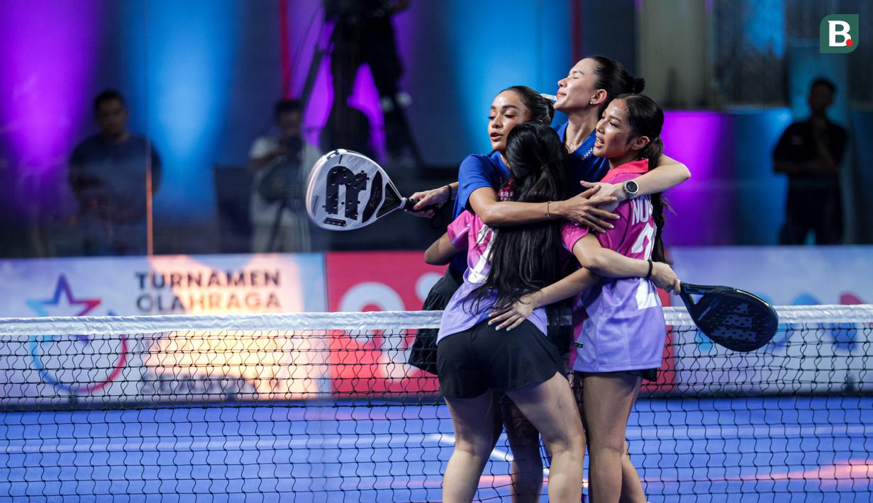 <p>Pasangan Michele Joan dan Andie Annisa Iasyah (biru) berpelukan dengan pasangan Shakira Jasmine dan Arthada (merah muda) setelah laga semifinal ganda putri padel Turnamen Olahraga Selebriti Indonesia (TOSI) Season 4 di GOR UNJ, Jakarta, Minggu (02/11/2025). (Bola.com/Bagakara Lazuardi)</p>