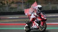 Pembalap Astra Honda Racing Team Rheza Danica Ahrens melakukan selebrasi usai menjadi juara nasional kelas Sport 150 pada seri terakhir Mandalika Racing Series 2023. (Dokumentasi Mandalika Racing Series)