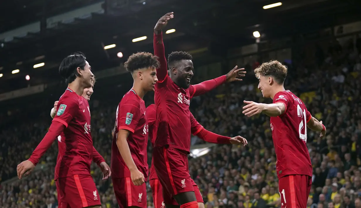 Penyerang Liverpool Divock Origi (tengah) bersama rekan setim merayakan gol yang dicetaknya ke gawang Norwich City pada babak ketiga Piala Liga Inggris di Carrow Road, Rabu (22/9/2021) dinihari WIB. Liverpool sukses menghajar Norwich City tiga gol tanpa balas di kandang lawan (Joe Giddens/PA via AP)