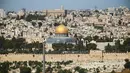 Penampakan Masjid Dome of The Rock yang berada di komplek Masjid Al-Aqsa, Yerusalem, Sabtu, (15/7). Pada Jumat (14/7) terjadi penembakan terhadap dua petugas polisi Israel oleh tiga pria bersenjata, sebelum ketiganya ditembak mati. (AP/Mahmoud Illean)