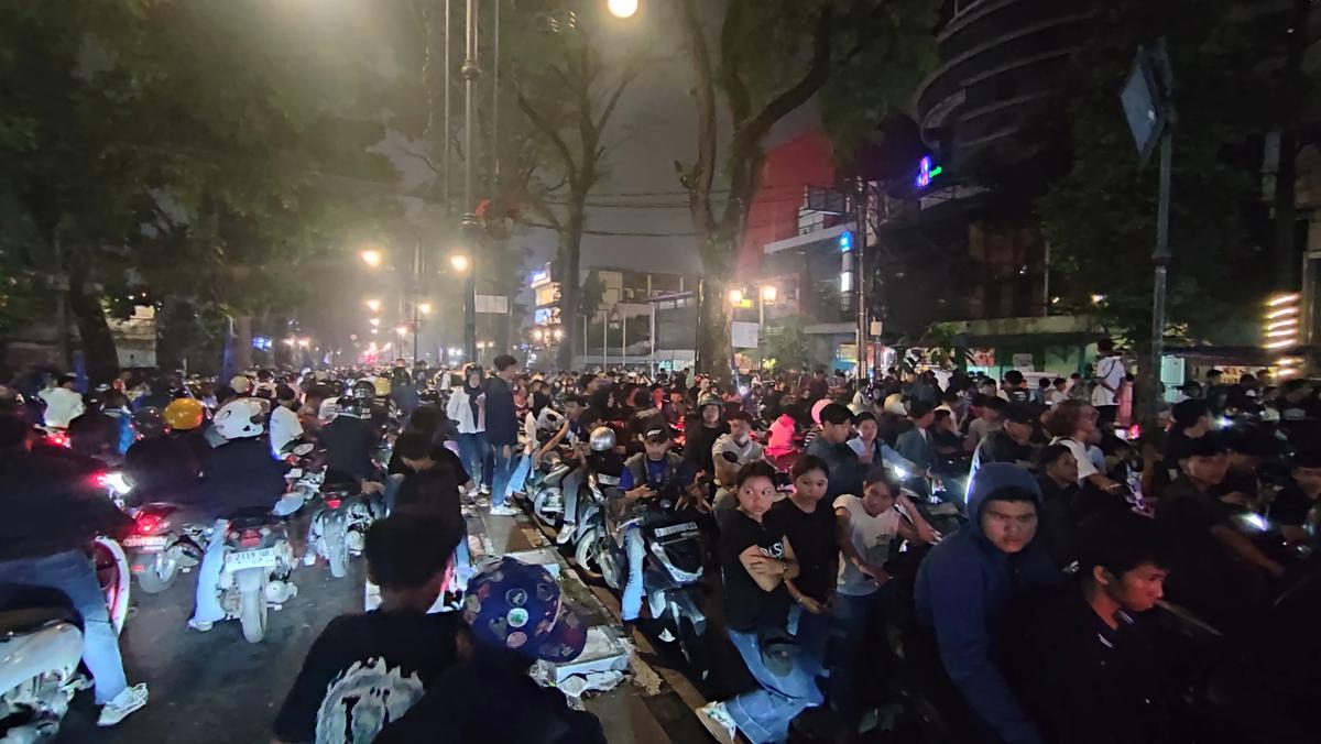 Suasana Simpang Dago Penuh Lautan Bobotoh Rayakan Persib Juara Semalam, Lalu Lintas Lumpuh