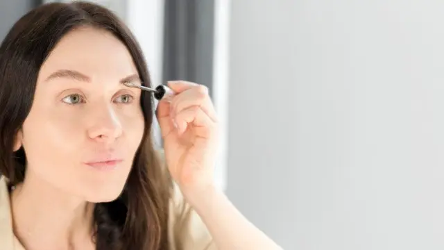 Alis terlihat rapi dan natural dengan browcara. (Sumber: Freepik)