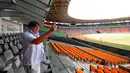 Anggota Delegasi Dewan Olimpiade Asia (OCA), Jeremy Walker memotret kondisi Stadion Gelora Bung Karno Jakarta, Selasa (10/5/2016). Rencananya, Stadion GBK akan mulai direnovasi pada awal Juni mendatang. (Liputan6.com/Helmi Fithriansyah)