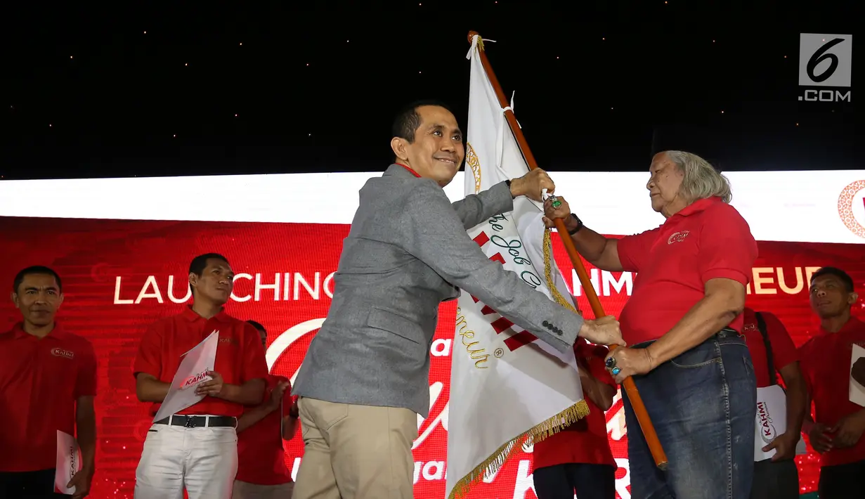 Ketua Presidium KAHMI Kamrussamad menyerahkan petaka kepada Co Founder Kahmipreneur Ridwan Saidi saat peluncuran program inspiratif 'KAHMIPreneur' di Jakarta, Minggu (11/03). (Liputan6.com/Pool)