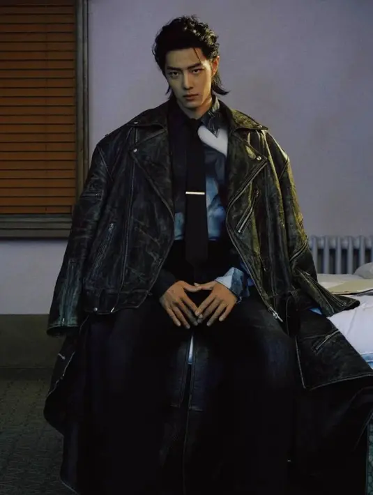 <p>Xiao Zhan juga tak takut untuk bereksplorasi. Kali ini, ia menambahkan jaket kulit sebagai layer dari gaya busananya yang begitu chic. [Foto: Instagram/ Xiaozhan_195]</p>