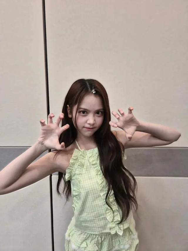 Inspirasi Cheerful Look Ala Carmen H2H (photo by Weverse)