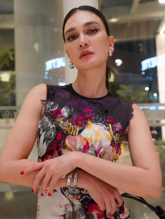 Mirip dengan Shenina, Luna Maya yang hadir sebagai tamu mengenakan layered tulle mermaid dress berwarna hitam dengan aksen bunga 3D. [Instagram/lunamaya]