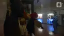 Pengunjung melihat-lihat koleksi Museum Wayang, Jakarta, Sabtu (13/6/2020). Museum yang berada di kawasan Kota Tua Jakarta tersebut mulai kembali dibuka saat pemberlakukan masa transisi PSBB dengan protokol kesehatan. (merdeka.com/Imam Buhori)