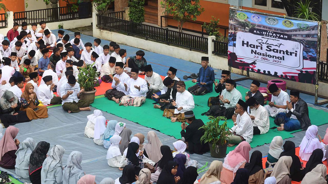 FOTO: Meriah! Siswa Merayakan Hari Santri dengan Doa dan Pawai Kebersamaan