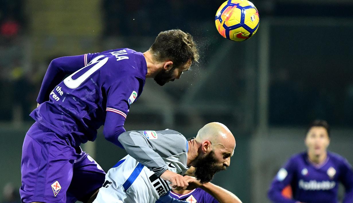 Duel udara pemain Fiorentina, German Pezzella (kiri) dengan pemain Inter Milan, Iglesias Borja Valero pada laga Serie A di Artemio Franchi Stadium, Florence, (5/1/2018). Inter bermain imbang 1-1 dengan Fiorentina. (AFP/Alberto Pizzoli)
