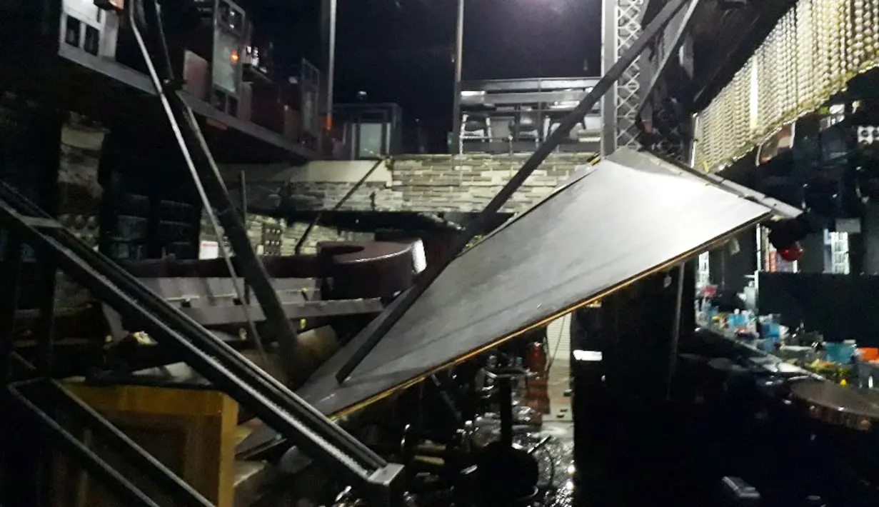 Sebuah balkon runtuh di sebuah klub malam  di kota Gwanju, Korea Selatan (27/7/2019). Dilaporkan kejadian tersebut menyebabkan dua orang tewas dan 10 lainnya cedera, termasuk sejumlah atlet polo air yang akan mengikuti Kejuaraan Renang Dunia. (AFP Photo/Yonhap)