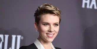 Scarlett Johansson merilis debut albumnya pada tahun 2008 yang berjudul Anywhere I Lay My Head. Padaa tahun 2015, aktris Avengers ini membentuk sebuah band bernama The Singles. (ANGELA WEISS / AFP)
