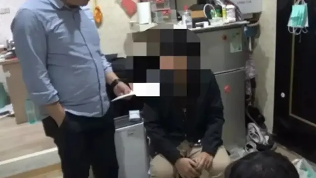 Pria Nekat Merendam Kaki di Es Kering